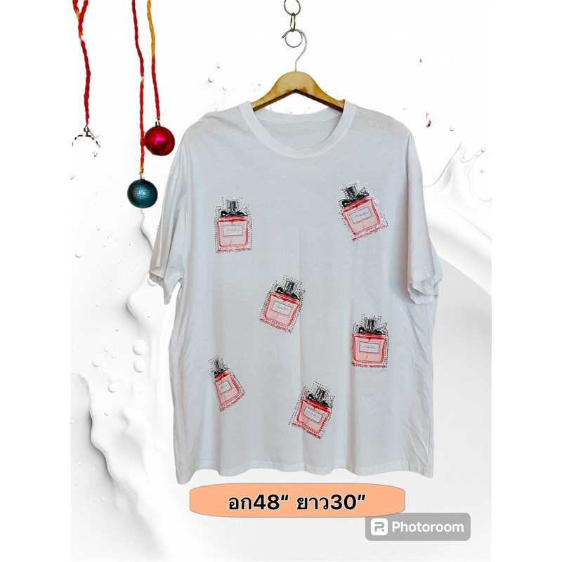 เสื้อยืด Oversize ลายน้ำหอมติดเกล็ดเพชรสวย อก48 ยาว30 นิ้ว มือสองญี่ปุ่น สวยใหม่เทียบมือ 1 ตำหนิรูมดตามรูป