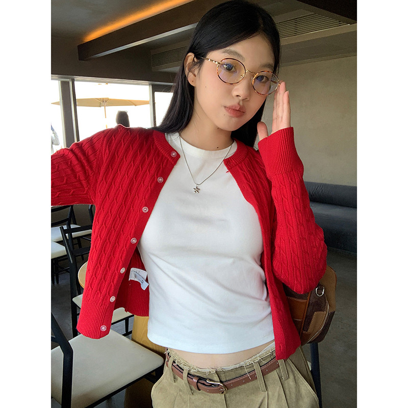 Red Man Pavilion เสื้อคาร์ดิแกนถักผู้หญิงแบบใหม่ฤดูใบไม้ผลิและฤดูใบไม้ร่วงเสื้อตัวนอกเสื้อตัวนอกแขนยาวแบบสั้นเสื้อสเวตเตอร์เรียบหรูสีแดงเสื้อถักม้า t3vn