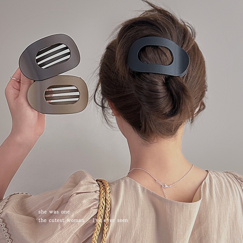 2025 ใหม่ มีน้ําค้างแข็ง หอยเป๋าฮื้อ คลิปโค้งกิ๊บติดผมด้านหลังหัวแบนสําหรับผู้หญิง