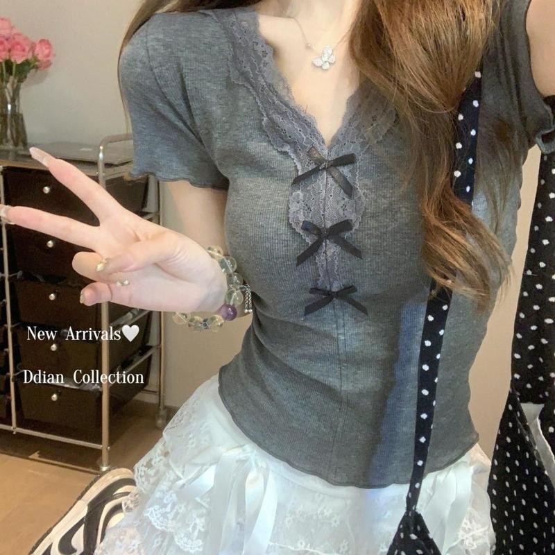 เสื้อยืดแขนสั้น โบว์ลูกไม้คอวีเย็บปะติดปะต่อกัน สำหรับผู้หญิง ฤดูใบไม้ผลิและฤดูร้อน สไตล์ BM น่ารักและเซ็กซี่ สามารถสวมใ