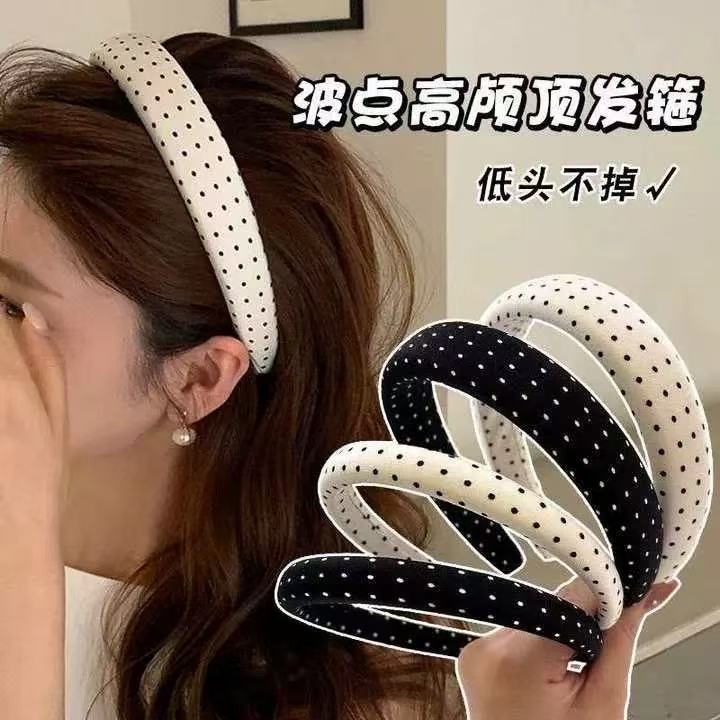 ที่คาดผมปีกกว้างสีดำและขาวลายจุดสไตล์เกาหลี เหมาะสำหรับการแต่งตัวในหลากหลายโอกาส มีการออกแบบทรงสูงดูโมเดิร์น