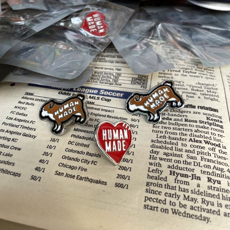 พร้อมสต็อกอุปกรณ์เสริมอินเทรนด์เข็มกลัด Bulldog Love ตรา 22AW