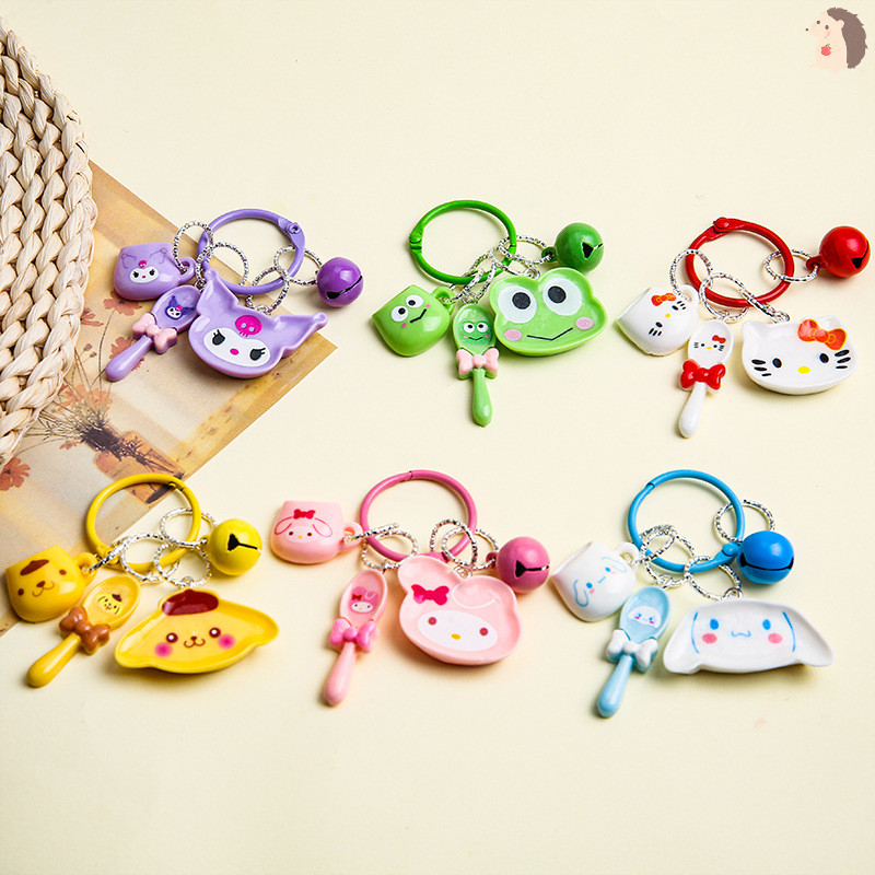 [IN] Kawaii Sanrio HelloKitty ช้อนส้อมพวงกุญแจ Action Anime Figures Mymelody Kuromi Cinnamoroll พวงกุญแจน่ารักการ์ตูนรถกระเป๋าเป้สะพายหลังเครื่องประดับตุ๊กตาน่ารักจี้ TH