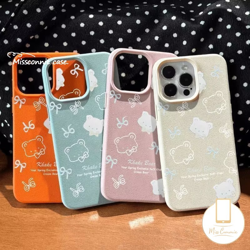 Sweet Candy สีโบว์การ์ตูนหมีน่ารักสําหรับ IPhone 11 16 14 12 13 15 Pro Max XR X 15 14 16 Plus XS Max Doodle ภาษาอังกฤษ Bowknot หรูหราหนังผิวรู้สึกกรณี
