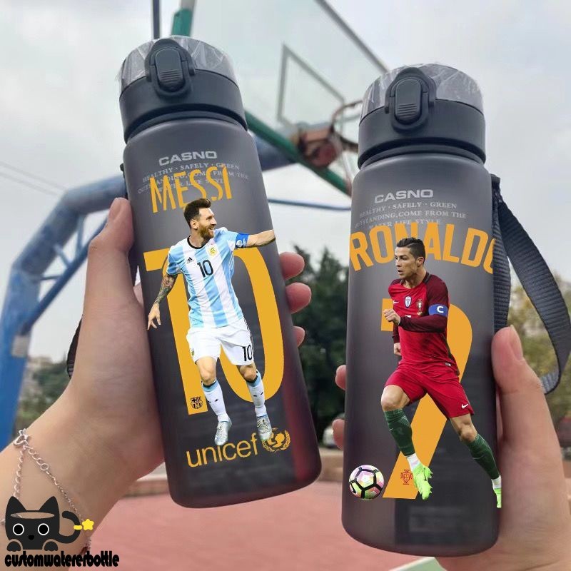 ฟุตบอลถ้วยน้ำ C โรนัลโด้ Messi Mbapene Marnemar ถ้วยกีฬาพลาสติกฤดูร้อนชาย w52v