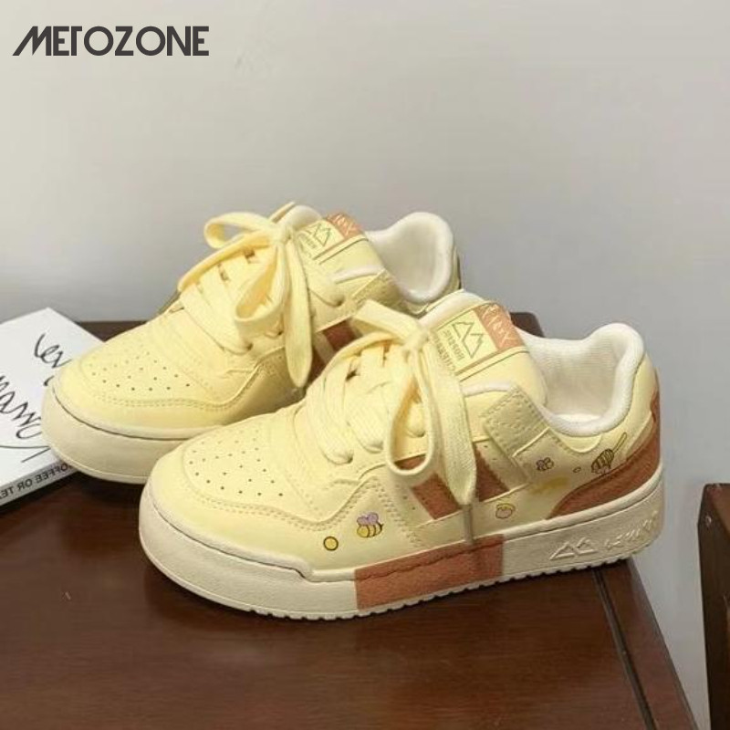 MeTozone รองเท้าลําลองผู้หญิง ใหม่แฟชั่นเกาหลีรุ่นหนา soled อเนกประสงค์นักเรียน Low-Top Retro สีเหลืองรองเท้าสบายๆ