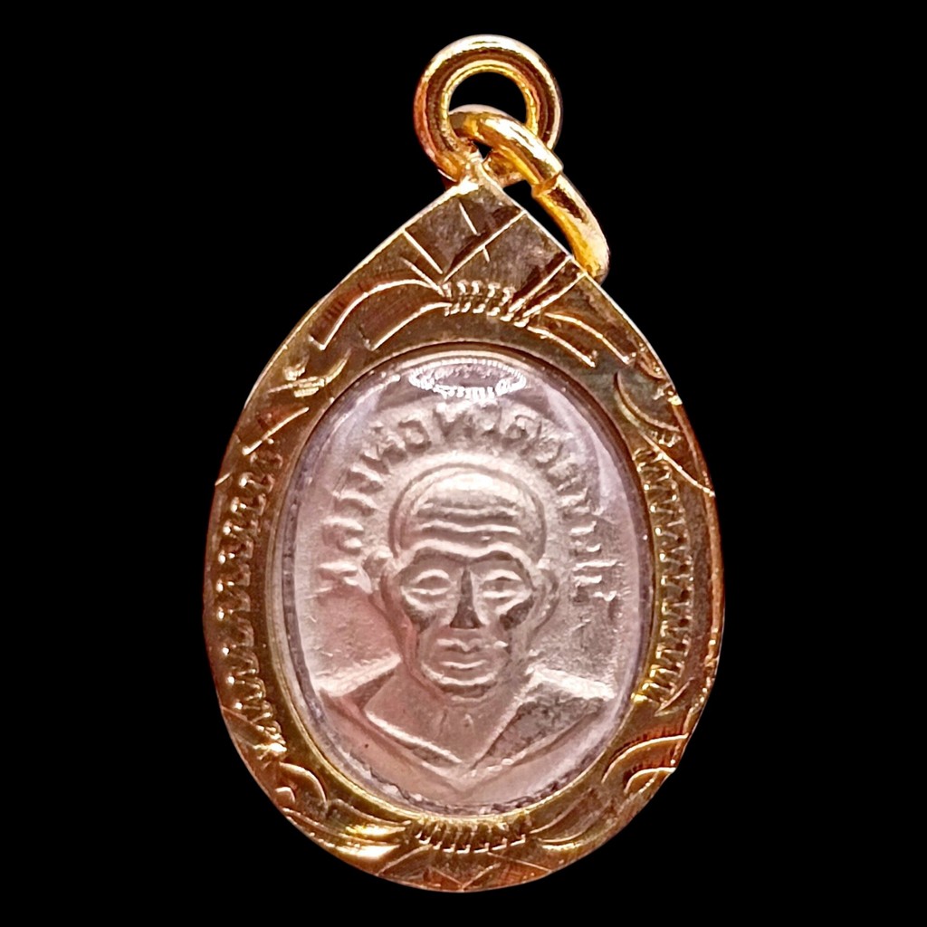 K685 เหรียญเม็ดแตงหลวงปู่ทวดปี58 เหยียบน้ำทะเลจืด วัดช้างไห้ เนื้ออัลปาก้า ขนาด1.5x3cm กรอบทองไมครอน