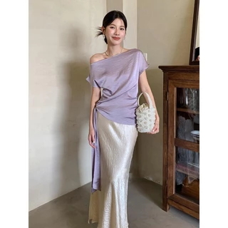 Chili Koko เสื้อยืดแขนสั้นผ้าซาตินคอเฉียงสไตล์ฝรั่งเศสสำหรับผู้หญิงช่วงฤดูร้อน ชายเสื้อริบบิ้น สง่างาม 99168