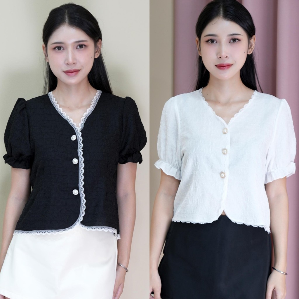 เสื้อคลุมแขนสั้นคอวีติดกระดุม แขนแต่งปล่อยระบาย ดีเทลกระดุมมุข น่ารักๆ ขอบแต่งลูกไม้ เนื้อผ้าชีฟอง ใส่สบาย