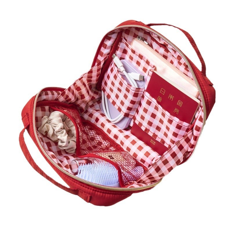 กระเป๋าแต่งหน้าผ้านวมเพชรสีแดงสตรอเบอร์รี่ - Spacious Toiletry Organizer สําหรับผู้หญิง (กันน้ําและหลายกระเป๋า) - รูปที่ 3