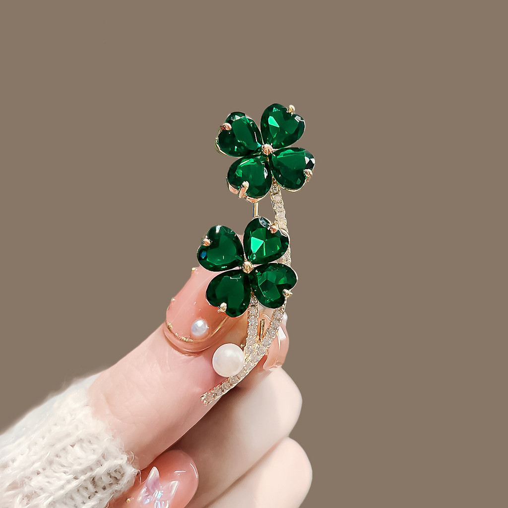Four-leaf Clover Anti-glare เข็มกลัด High-End Design ประณีต Corsage Anti-glare ปุ่มเสื้อ Pin เสื้อกันหนาวกระเป๋าอุปกรณ์เสริม