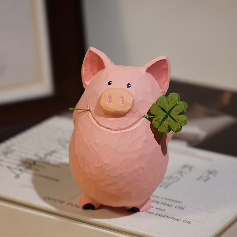 Dreamerhouse Handmade ไม้แกะสลัก Piglet Clover เครื่องประดับการ์ตูนน่ารักตู้หนังสือเดสก์ท็อปตกแต่งของขวัญ