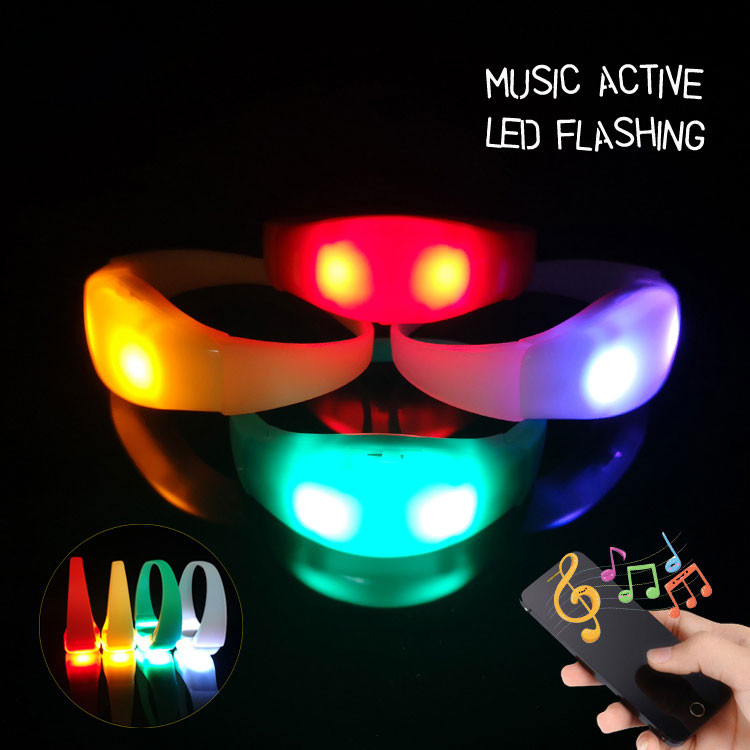 1pcs สร้อยข้อมือเรืองแสงควบคุมเสียง LED กระพริบซิลิโคนเรืองแสงสร้อยข้อมือการสั่นสะเทือนกําไลข้อมือคริสต์มาส DJ งานแต่งงาน