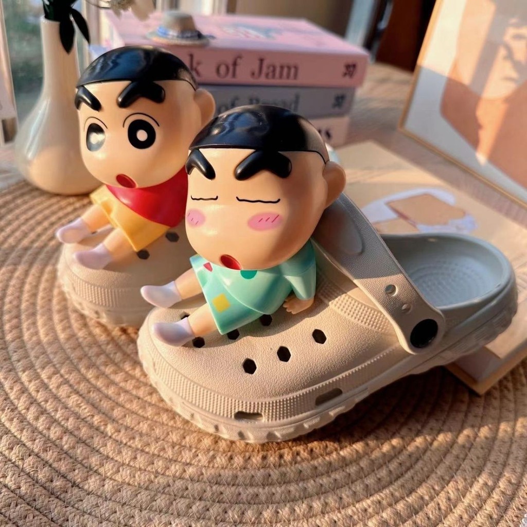 BIG ใหม่ Crayon Shin-chan DIY รองเท้าหัวเข็มขัด s น่ารัก INS รองเท้าดอกไม้ Hole ดอกไม้รองเท้าหัวเข็มขัด