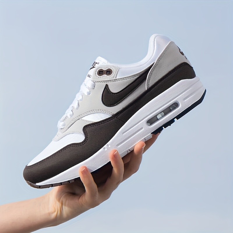 รองเท้าผ้าใบผู้หญิง Nike Air Max 1-รองเท้าวิ่งประดับสีขาวและสีน้ําตาลเทคโนโลยีเบาะลมกันกระแทกผ้าระบายอากาศด้านบนและยางกันลื่นเหมาะสําหรับยิมทุกวันสบายๆ-รองเท้าผ้าใบสากลโฟร์ซีซั่นเสื้อออกกําลังกายดีไซน์แฟชั่น ซับในใส่สบาย 8XJU
