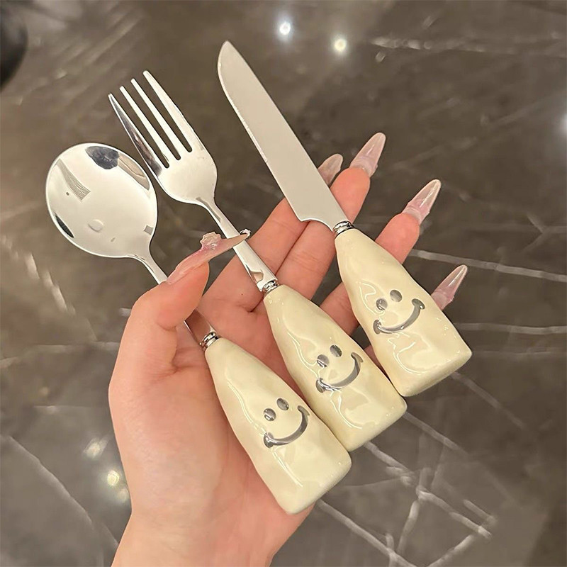 🌷COD🌷ช้อนส้อมชีสสแตนเลส ใบหน้ายิ้มแย้ม ช้อนส้อมพกพาแบบสร้างสรรค์