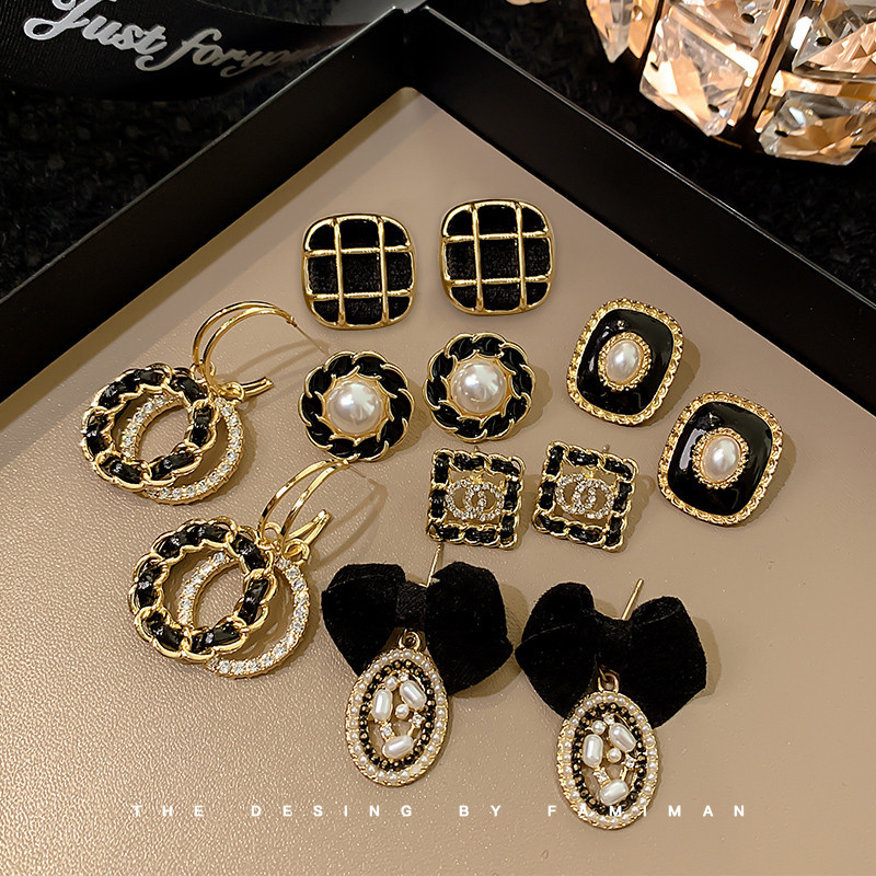 ต่างหูสี่เหลี่ยมสีดำ ขนาดเล็กหรูหราในสไตล์ย้อนยุค สำหรับคนที่ชอบความคลาสสิกและเรียบง่าย