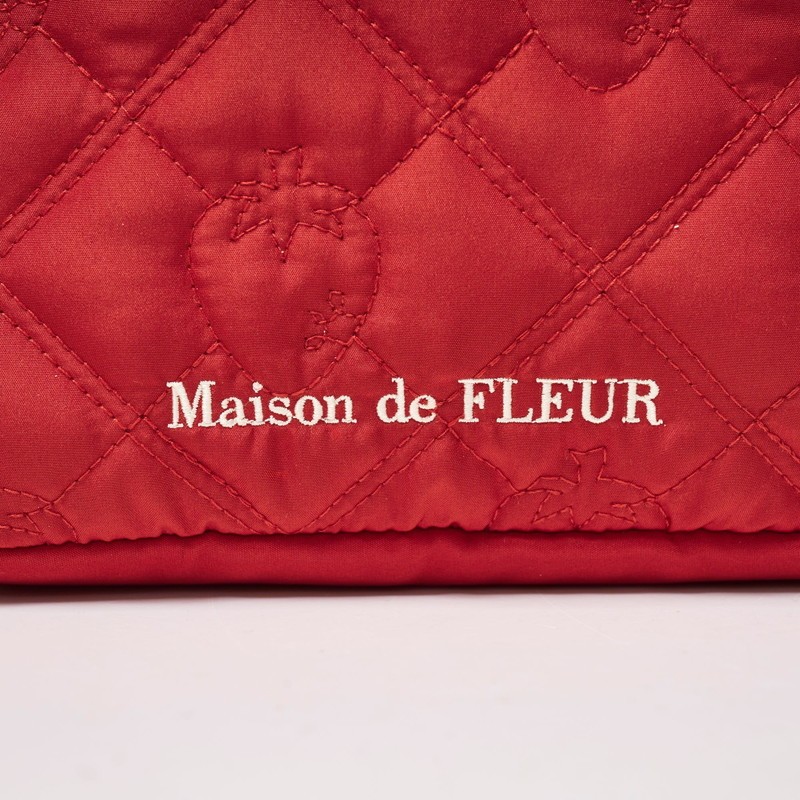 กระเป๋าแต่งหน้าผ้านวมเพชรสีแดงสตรอเบอร์รี่ - Spacious Toiletry Organizer สําหรับผู้หญิง (กันน้ําและหลายกระเป๋า) - รูปที่ 2