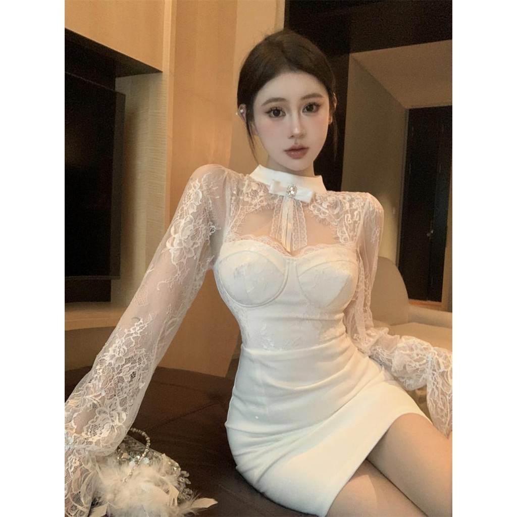 เดรสลูกไม้คอปกยืนขึ้นรอยัลน้องสาวเย็นสูง ชุดเดรสสะโพกด้านบนคอวีแบบกลวง พลอยเทียม สาวร้อนเซ็กซี่