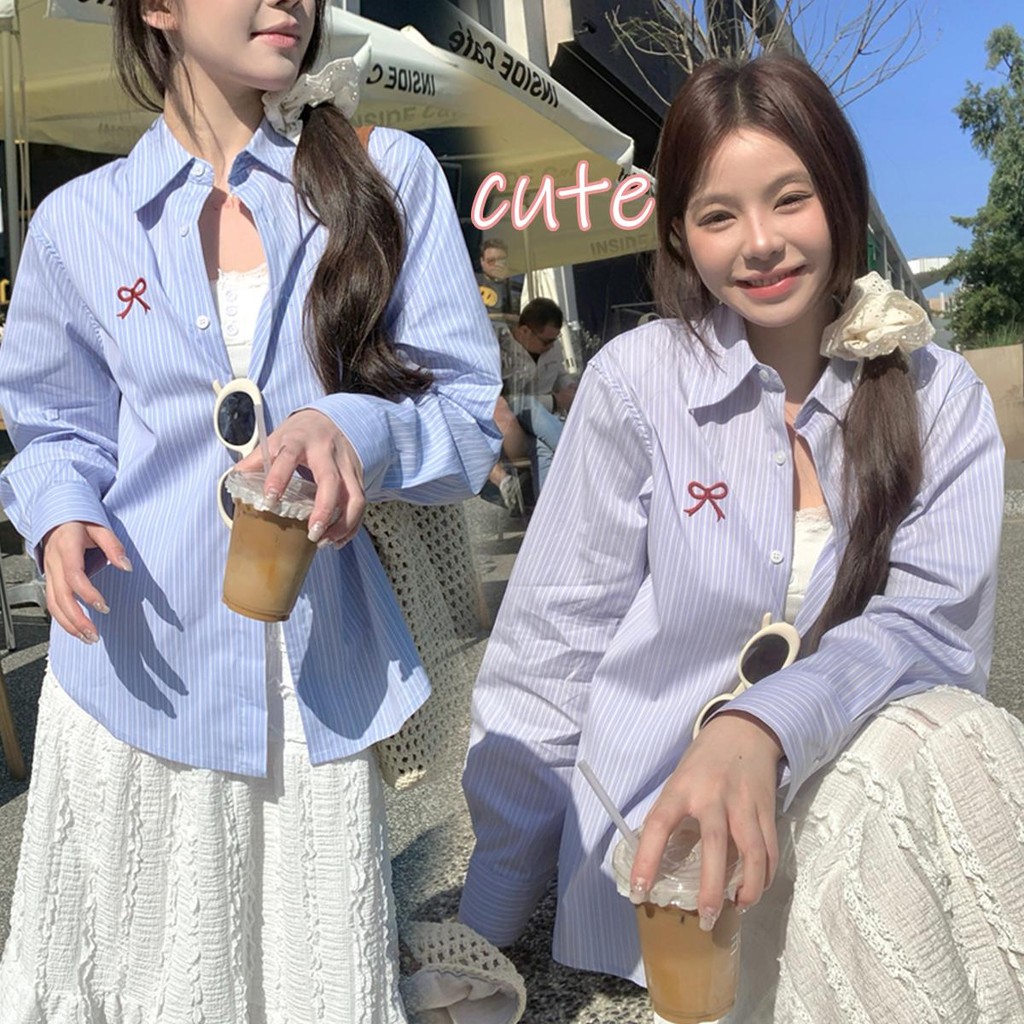 MIMI&DIDI#เสื้อเชิ้ตลายทางแขนยาวปักโบว์สไตล์เกาหลีโปโล ลำลองและหลวมๆ เสื้อสีฟ้าอ่อนน่ารักมากใส่คู่กับเสื้อกั๊ก#W444