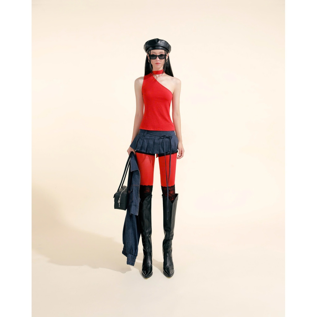 [SODOPE Club] - เสื้อยืดสีแดงปาดไหล่กระโปรงยีนส์จีบสั้นและแจ็คเก็ตยีนส์สั้น