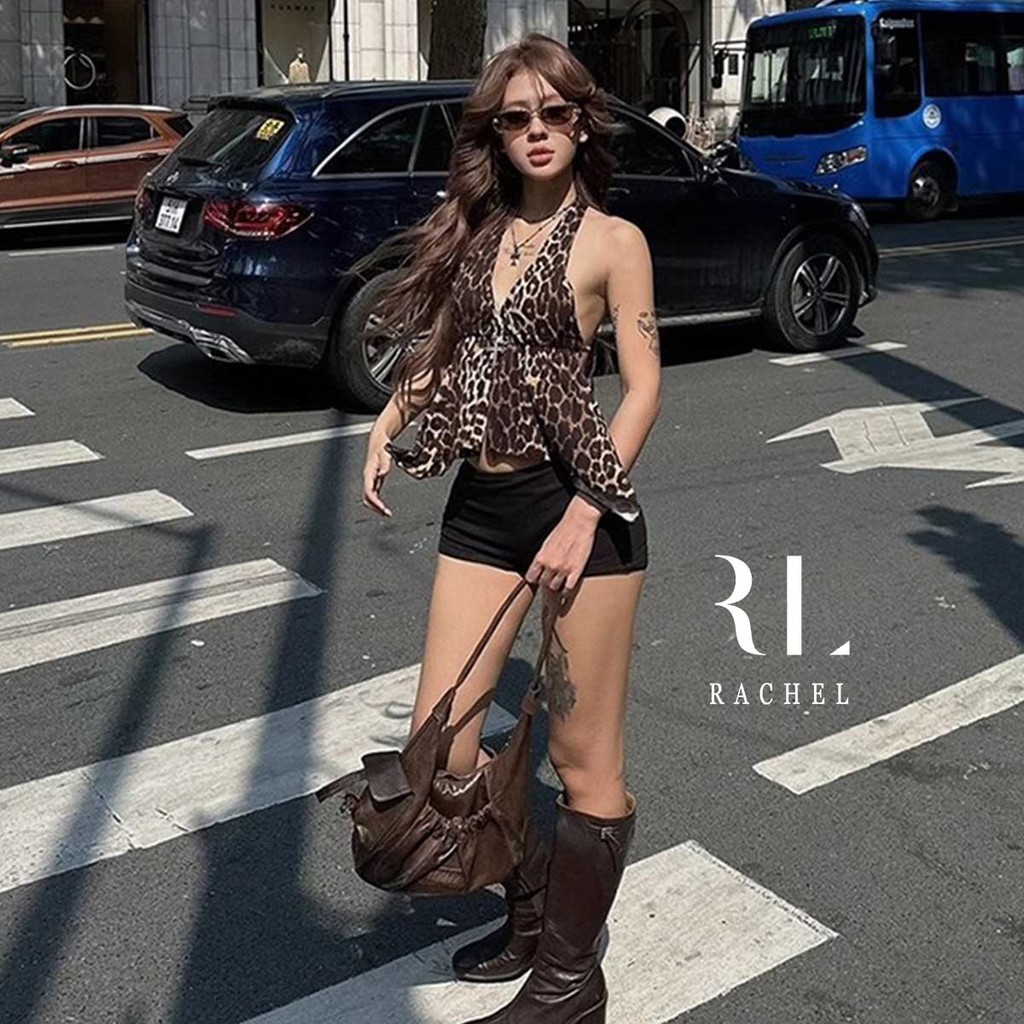 เสื้อสายเดี่ยวครอป คอลึกเซ็กซี่ ลายเสือดาว ใส่แล้วหุ่นดี