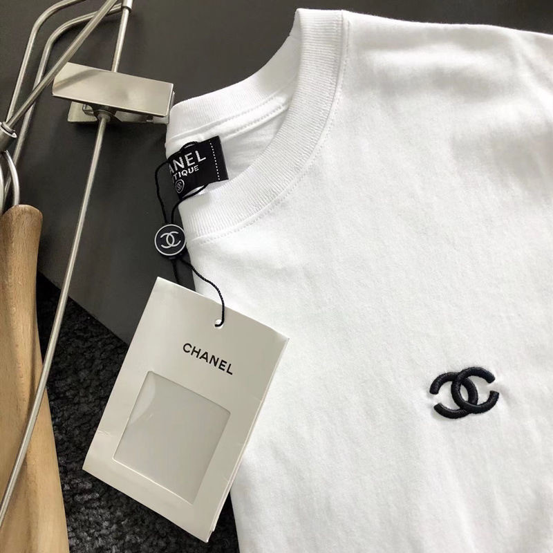 CHANEL2025 สไตล์ใหม่สไตล์ Chanel ปักตัวอักษรแขนสั้นผู้ชายผู้หญิงผ้าฝ้ายแท้หลวมสบายๆเสื้อยืด High-End