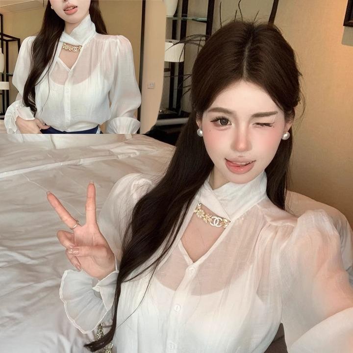 Red Berryเสื้อเชิ้ตแขนกระดิ่งคอวีริบบิ้นสีขาวสำหรับผู้หญิงฤดูใบไม้ผลิปี 2025 ใหม่99053