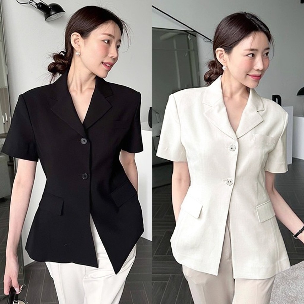 เสื้อแขนสั้นคอปกทรงเชิ้ต มีฟองน้ำเสริมไหล่ มีกระเป๋าด้านหน้าสองข้างใช้งานได้ รุ่นกระดุม 2 เม็ด ทรงสวยเรียบง่าย