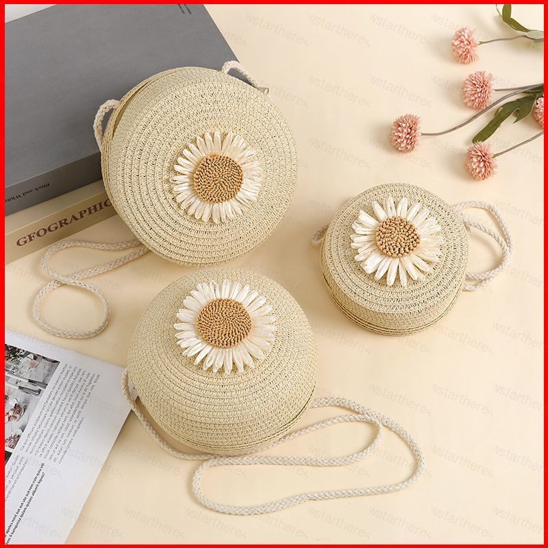 NS4 กระเป๋าฟางทรงกลมสําหรับผู้หญิงมินิไหล่กระเป๋าชายหาดดอกไม้กราฟิกน้ําหนักเบาฟางกระเป๋าสะพายข้าง SN