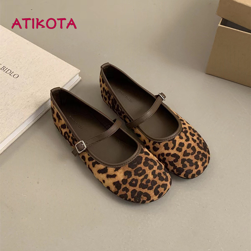 Atikota รองเท้าส้นแบนหัวกลมกลางแจ้งสไตล์เรโทรแฟชั่นสตรี