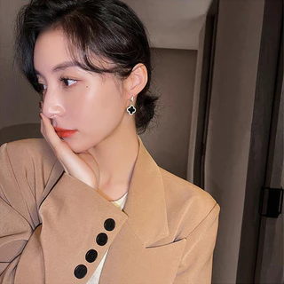 ต่างหูโคลเวอร์สี่แฉกเกาหลีสไตล์ใหม่อินเทรนด์ต่างหูเพชรกระพริบไมโครฝังสูง