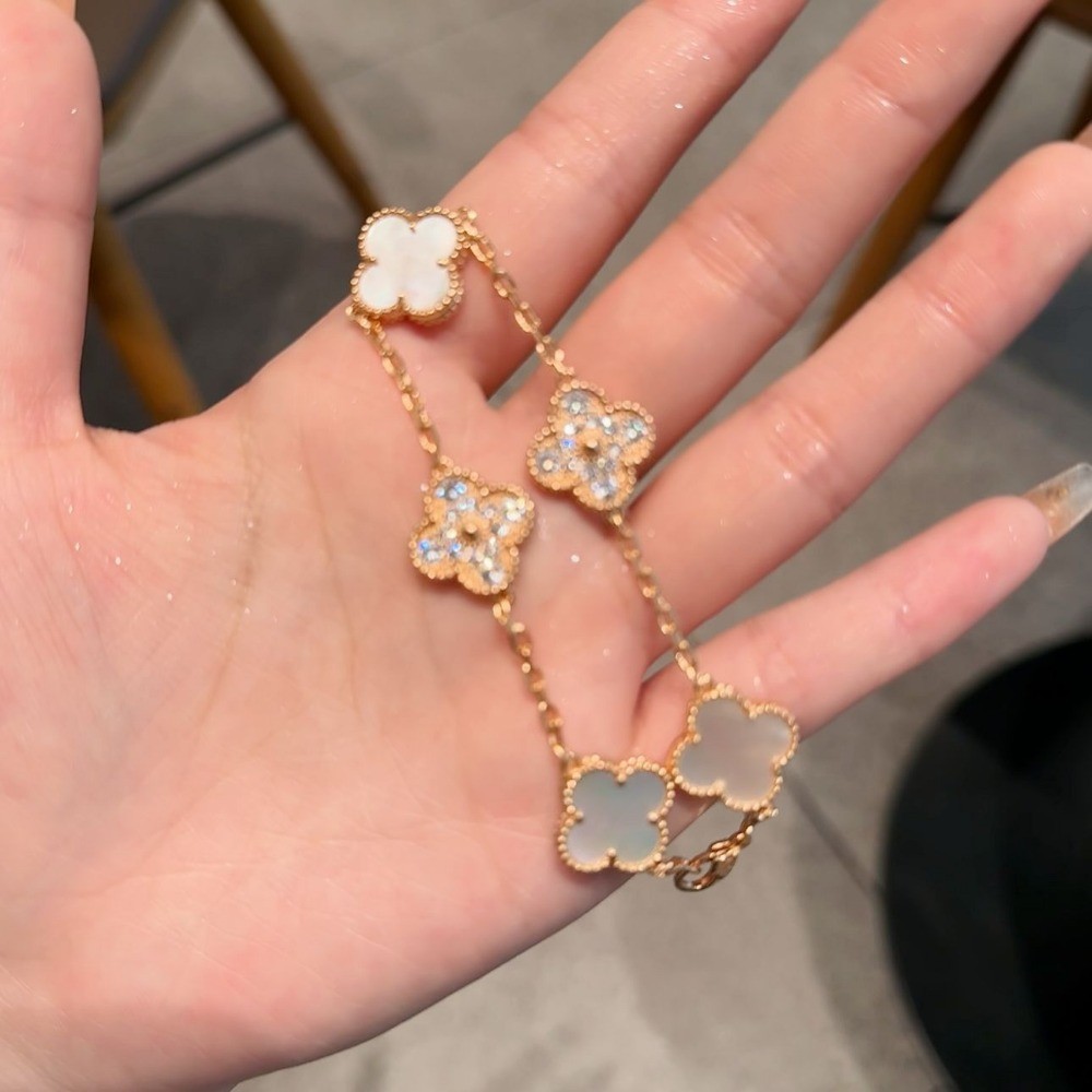 สร้อยข้อมือเรขาคณิตโคลเวอร์สี่ใบโลหะผสมหรูหราสําหรับสุภาพสตรี