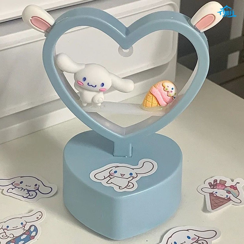 SANRIO ญี่ปุ่น ซานริโออบเชยม้วนคุโรมิไฟกลางคืนนักเรียนสร้างสรรค์ฝันสก์ท็อปเครื่องประดับแสงโดยรอบของขวัญวันเกิดสาว ZDAC