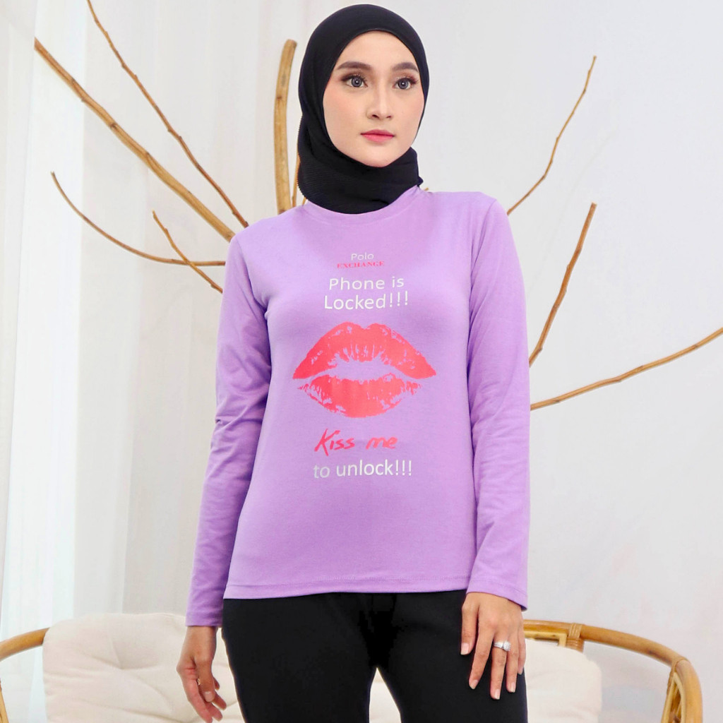 เสื้อยืดผู้หญิง Slimfit Premium Spandex "Phone Is Locked Kiss Me To Unlock" – Look Playful & Fresh