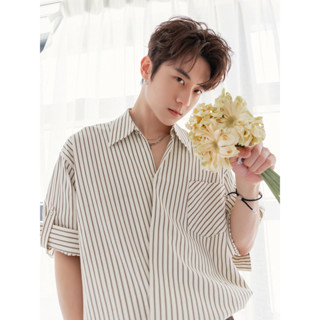 เสื้อเชิ้ตแขนสั้นสไตล์เกาหลี มีการออกแบบที่สวยงามและเรียบง่า…