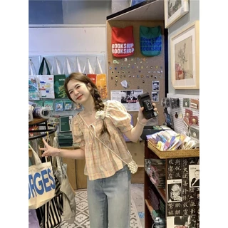 C&T#เสื้อเชิ้ตแขนสั้นลายสก็อตสีชมพูสำหรับผู้หญิง เสื้อแขนตุ๊กตา ในฤดูร้อนพร้อมแขนพองหลวม สไตล์หวานและอ่อนโยนน่ารักๆ#W625