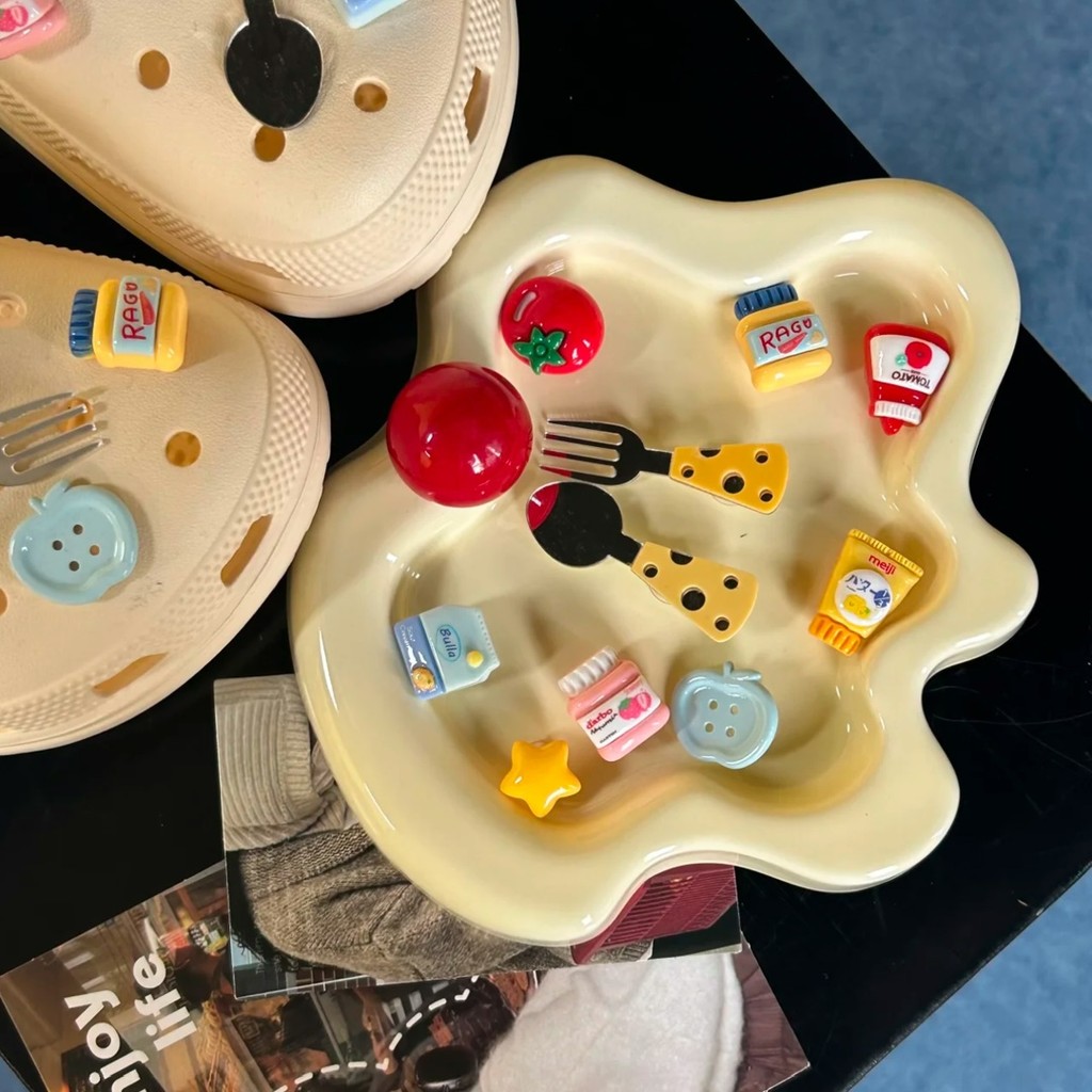 การ์ตูนอาหารของเล่นชีสและมะเขือเทศพร้อมอุปกรณ์เสริมสำหรับรองเท้าเช่นปุ่มแอปเปิ้ลและหัวเข็มขัดแบบถอดได้