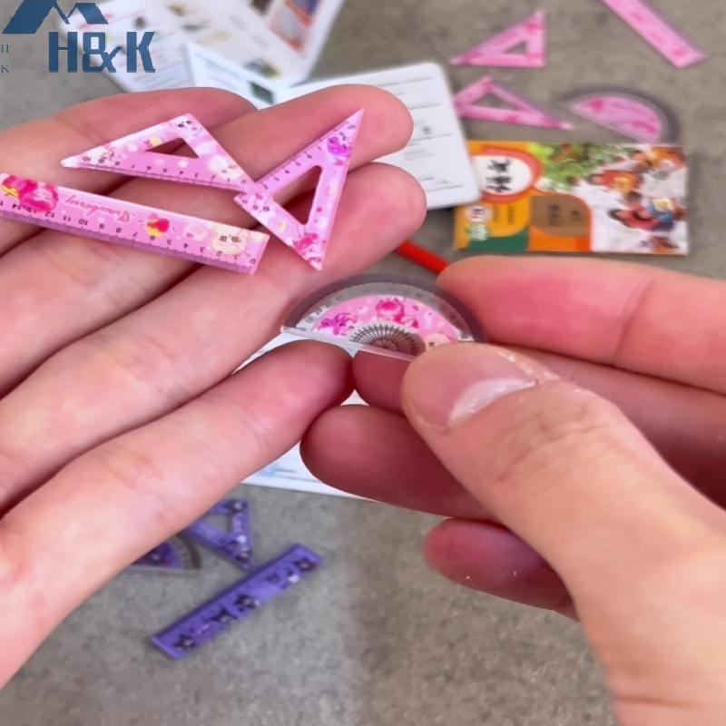 [H&K Jul] 4PCS 1/12 Dollhouse Miniature Study เครื่องเขียนไม้บรรทัดชุดตุ๊กตา House อุปกรณ์เสริมการเรียนรู้ฉากตกแต่ง {th} - รูปที่ 7