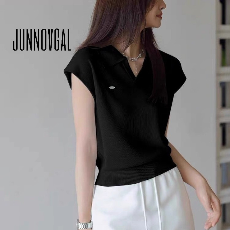 เสื้อยืดแฟชั่นผู้หญิง ปี 2025 สีทึบ แบบ V-neck พอลโอฟแขนสั้น สำหรับทำงานและวัน.daily