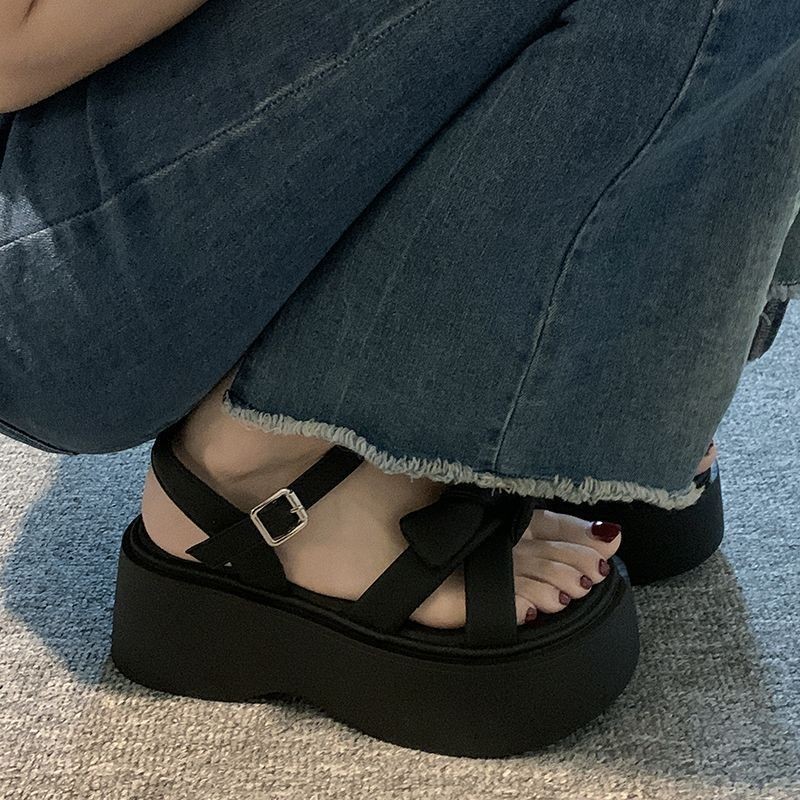 รองเท้าแตะผู้หญิง 2024 แฟชั่นย้อนยุคหนา พื้นรองเท้า รองเท้าชายหาดที่สวยงาม