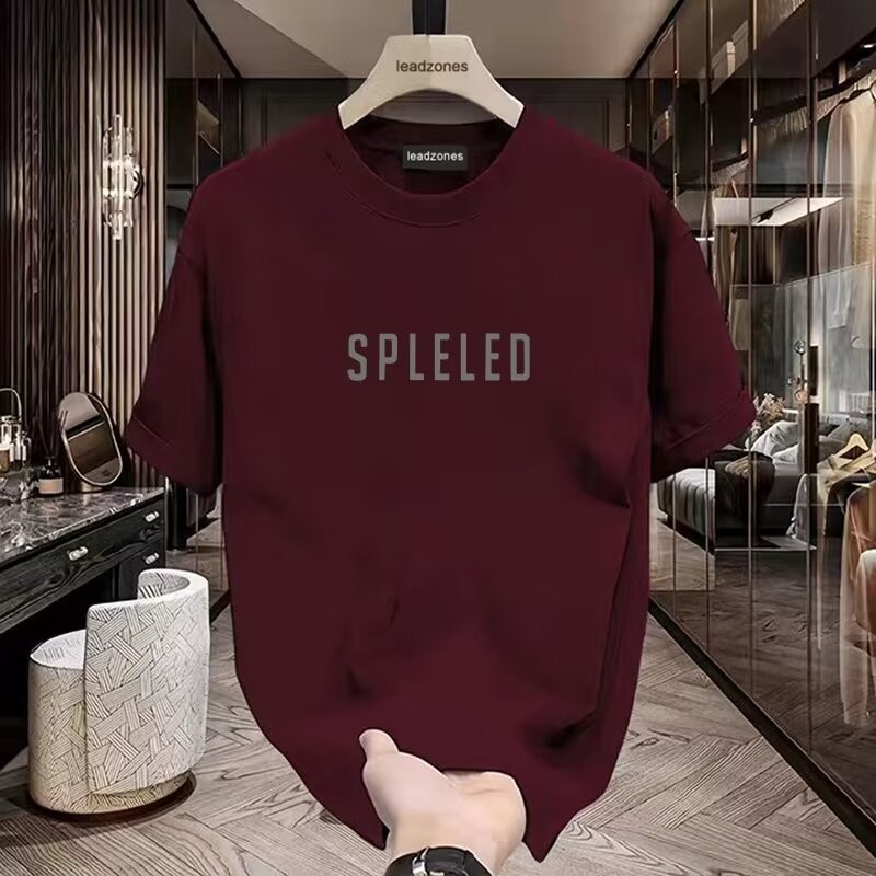 เสื้อยืดแขนสั้นผู้ชายแบรนด์แฟชั่นฤดูร้อนทรงหลวมแขนห้าส่วนเสื้อวินเทจเสื้อยืดผู้ชายเข้ารูปแบบใหม่ปี2024 INS เรียบง่ายพิมพ์ลายด้านบน