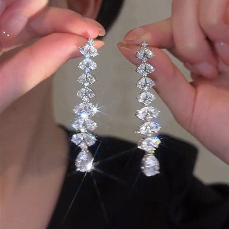 เพทายตกดอกไม้หยดน้ําพู่ส925เข็มเงินแสงหรูหราต่างหูแฟชั่นที่สวยหรู
