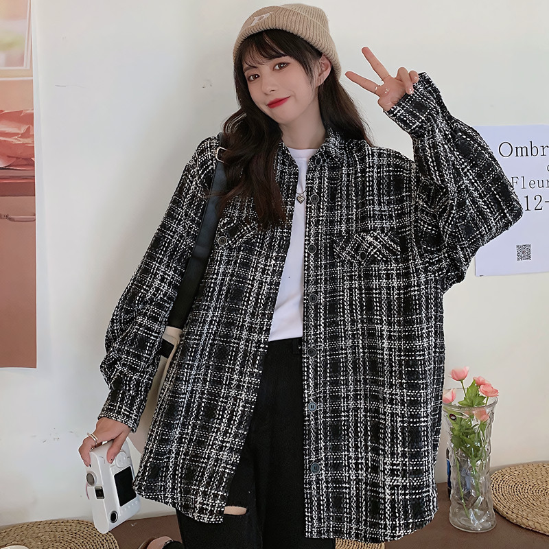 Suysuy พร้อมส่ง เสื้อแขนยาว คอปก ลายตาราง มีกระเป๋าหน้า ผ้าไหมพรมนุ่มนิ่ม ใส่สบาย ทรงหลวม แมทช์ง่ายได้ทุกลุค สไตล์เกาหลี