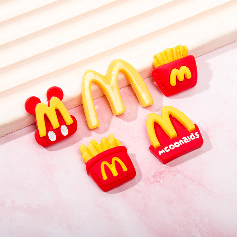 การ์ตูนจำลองมันฝรั่งทอดเล่นอาหารเรซิ่นเครื่องประดับอุปกรณ์กิ๊บติดผมเคสมือถือติดตู้เย็น M โลโก้ DIY วัสดุขายส่ง
