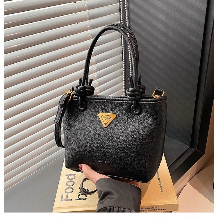 High Sense Retro แบบพกพากระเป๋าสี่เหลี่ยมเล็กผู้หญิง 2025 กระเป๋าสะพายฤดูหนาว Commuter All-Match Cro