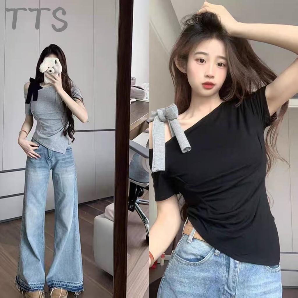 TTS 🔥 เสื้อยืดคอเฉียงสีเทาผูกโบว์แขนสั้นสำหรับผู้หญิงในฤดูร้อนพร้อมจีบไม่สม่ำเสมอและเสื้อเปิดไหล่