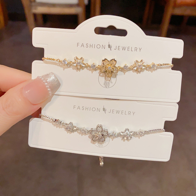 สร้อยข้อมือระดับไฮเอนด์ แสงสว่างหรูหราและแบบเรียบง่าย มีความสวยงามเหมือนกลีบดอกไม้