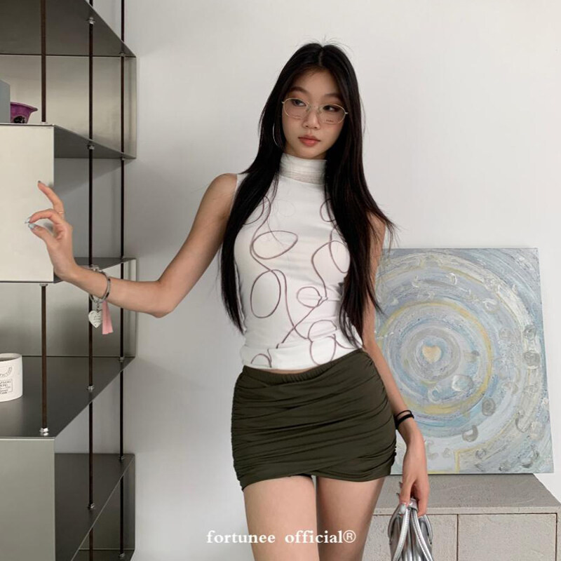Fortunee เสื้อแขนกุดรัดรูป ผ้ายืดพิมพ์ลายเส้นตาข่ายสองชั้น+กระโปรงกางเกงเข้ารูปทรงเอ สไตล์สาวแซ่บ"