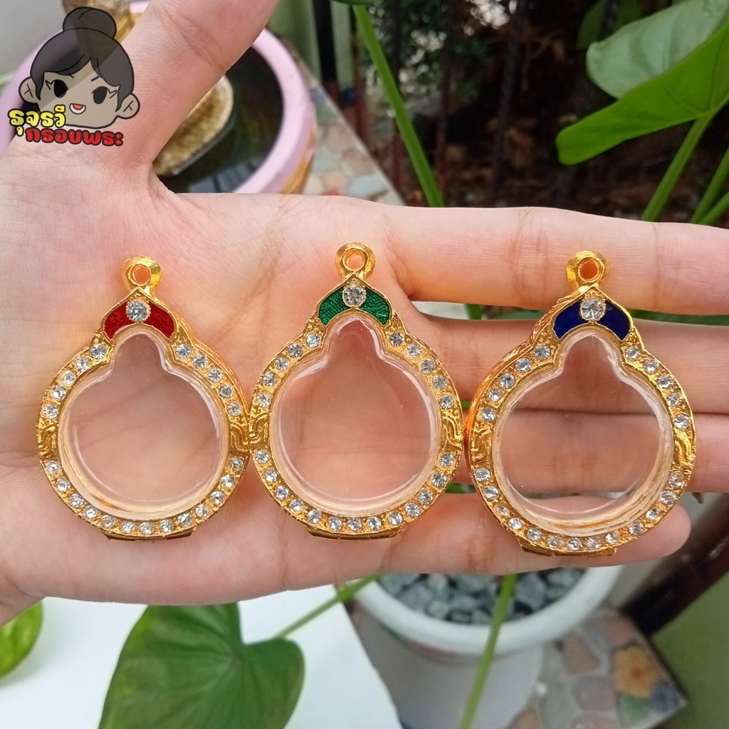 กรอบพระชุบทองล้อมเพชร ลงยา3สี | ใส่เหรียญกลม แบบโชว์ห่วง | กว้าง3.0*สูง3.6ซม.(ขนาดจอกระจก) | มีห่วงและยางรองแถมให้